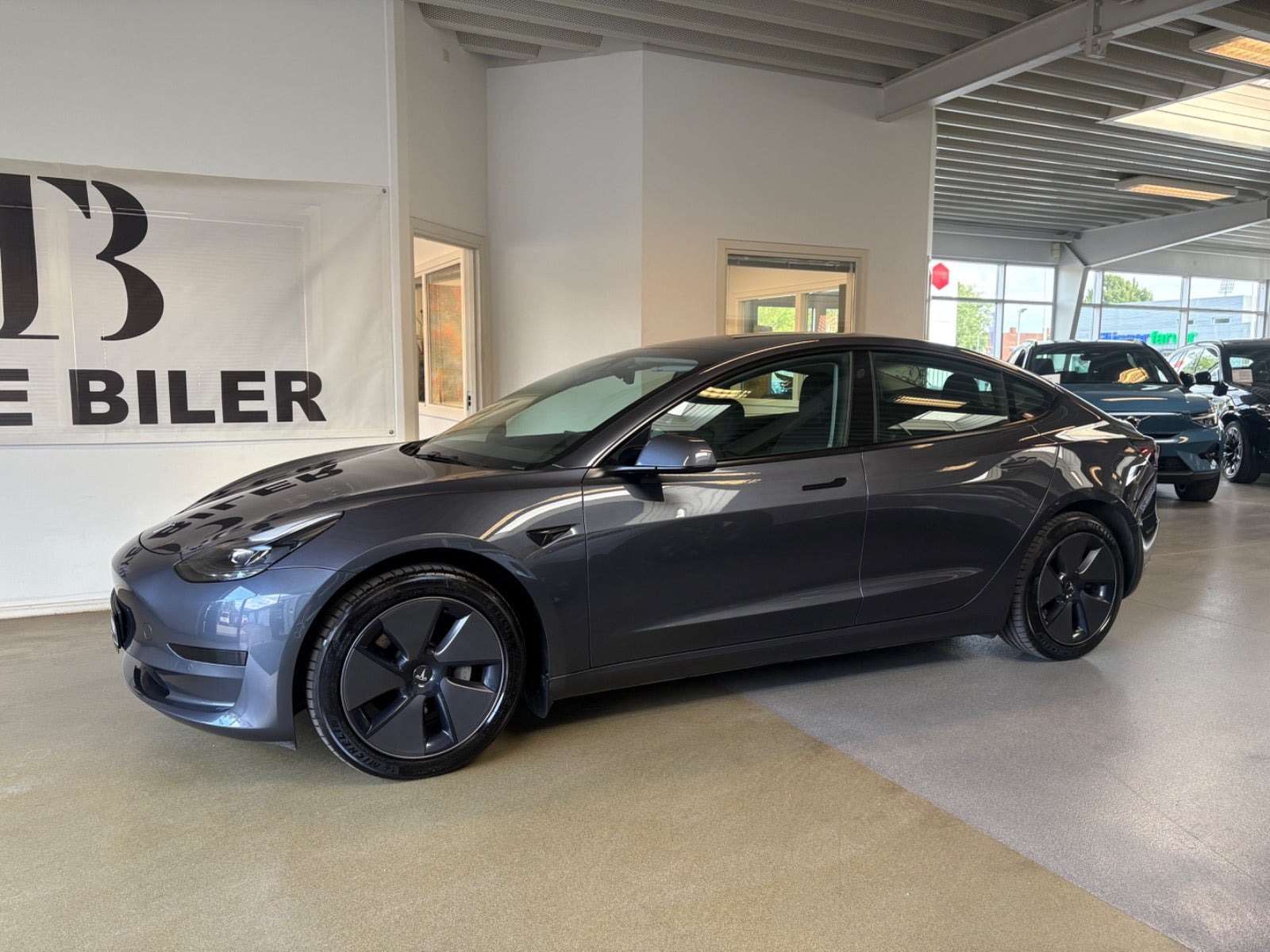 Grå Tesla Model 3 fra 2022