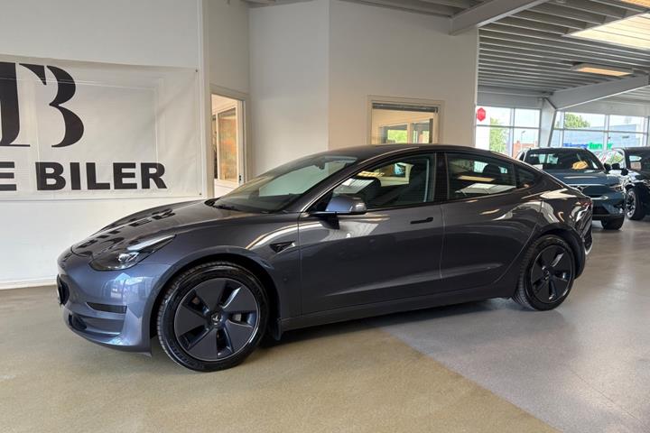 Grå Tesla Model 3 fra 2022