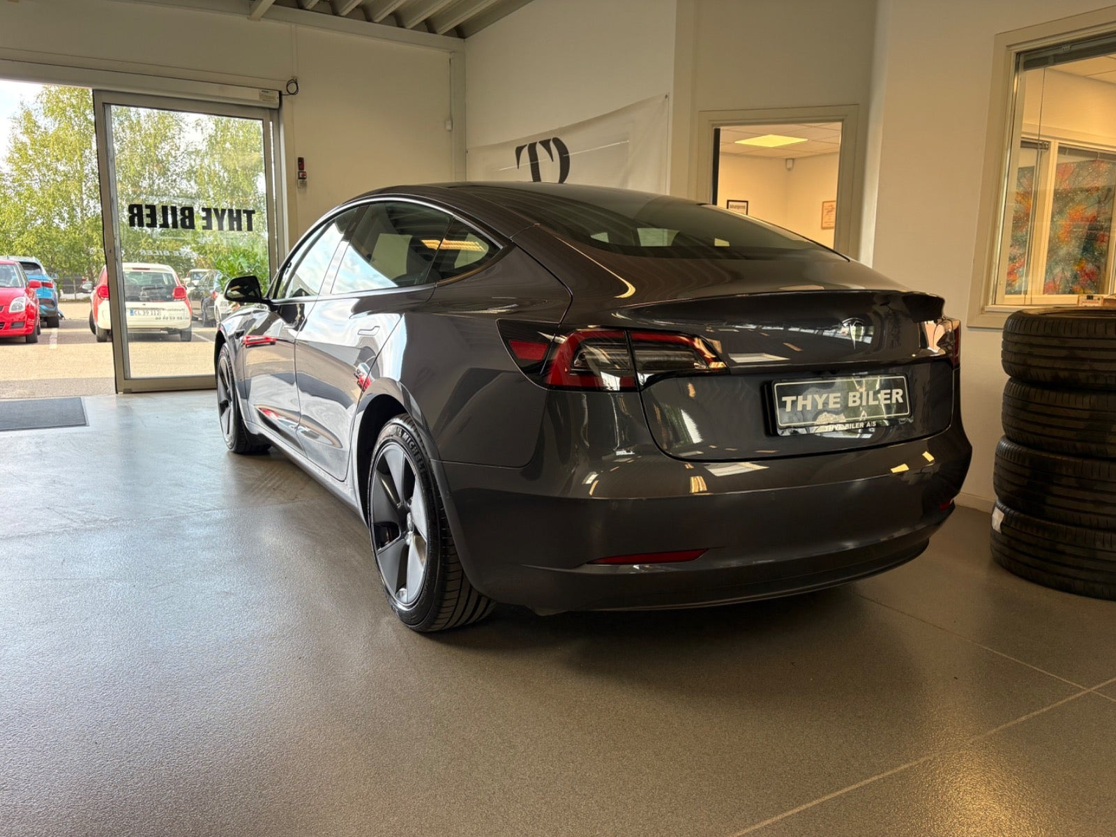 Grå Tesla Model 3 fra 2022