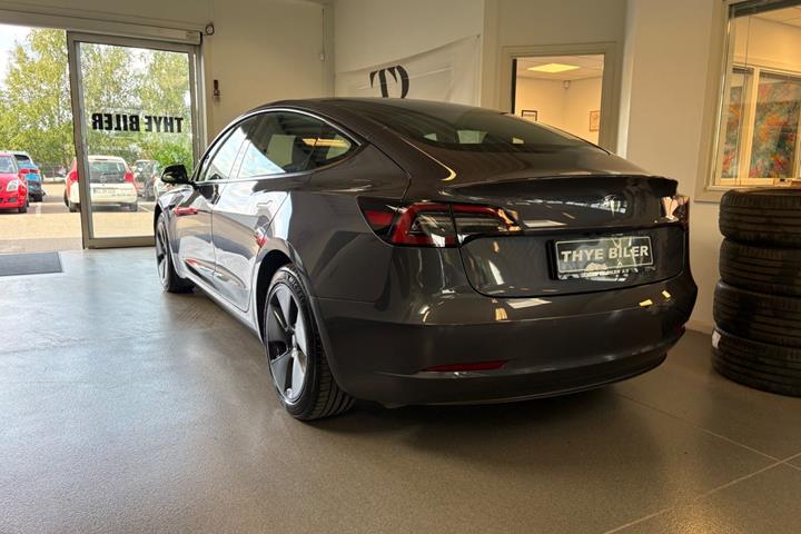 Grå Tesla Model 3 fra 2022