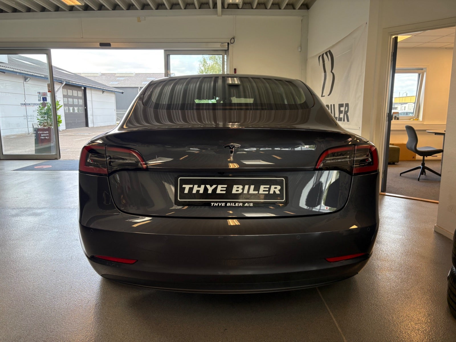 Grå Tesla Model 3 fra 2022