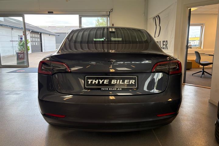 Grå Tesla Model 3 fra 2022