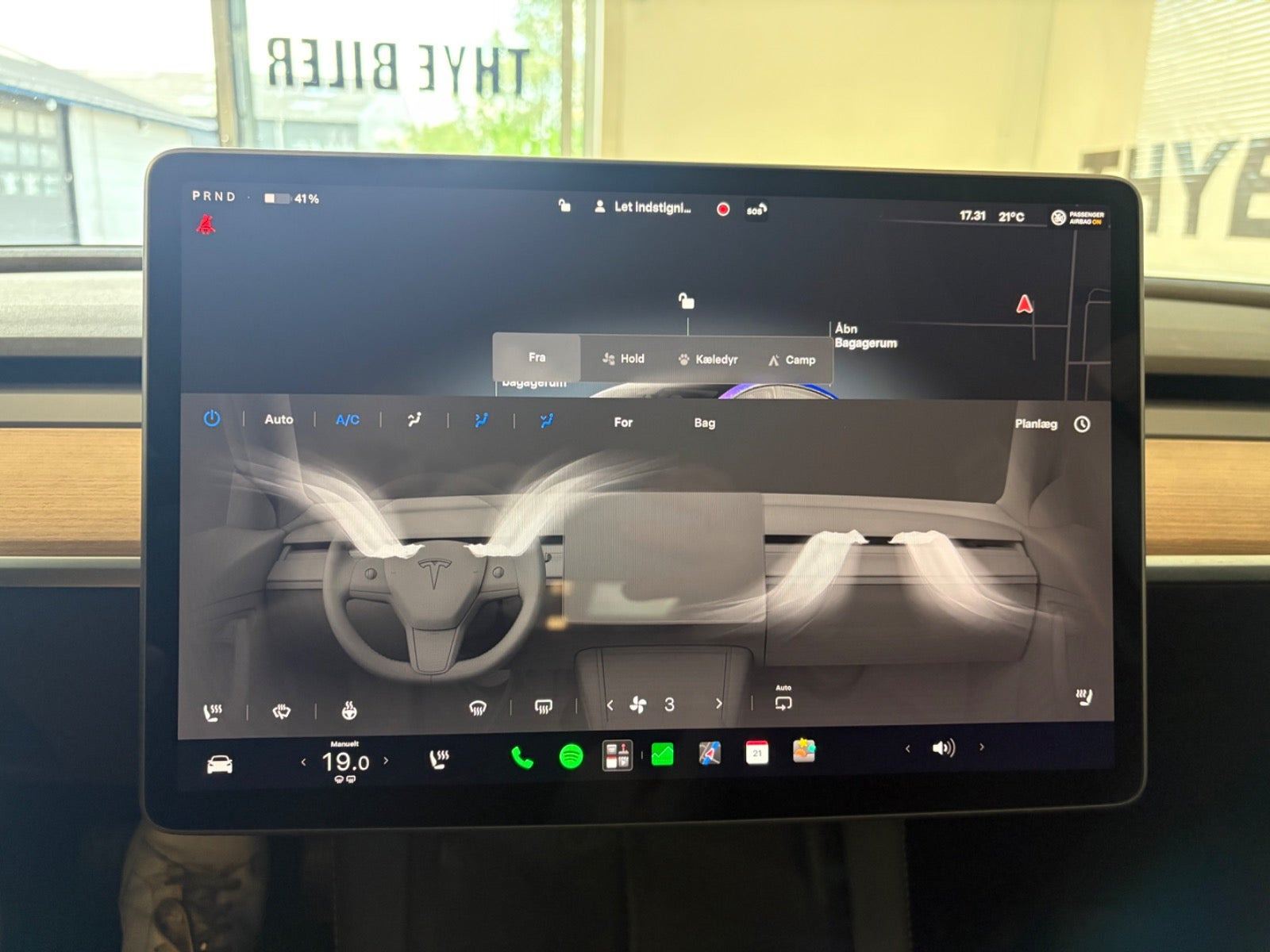 Grå Tesla Model 3 fra 2022