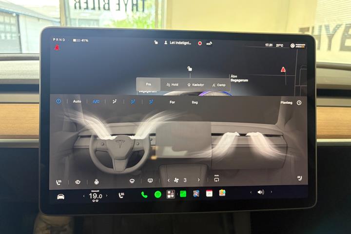 Grå Tesla Model 3 fra 2022