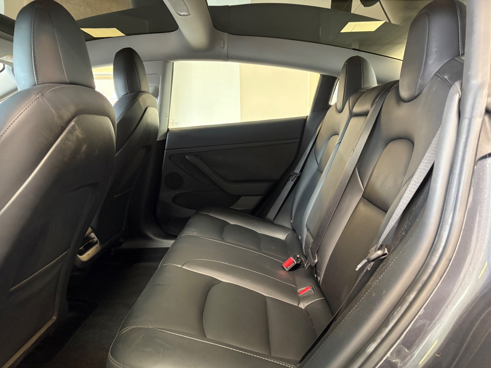 Grå Tesla Model 3 fra 2022