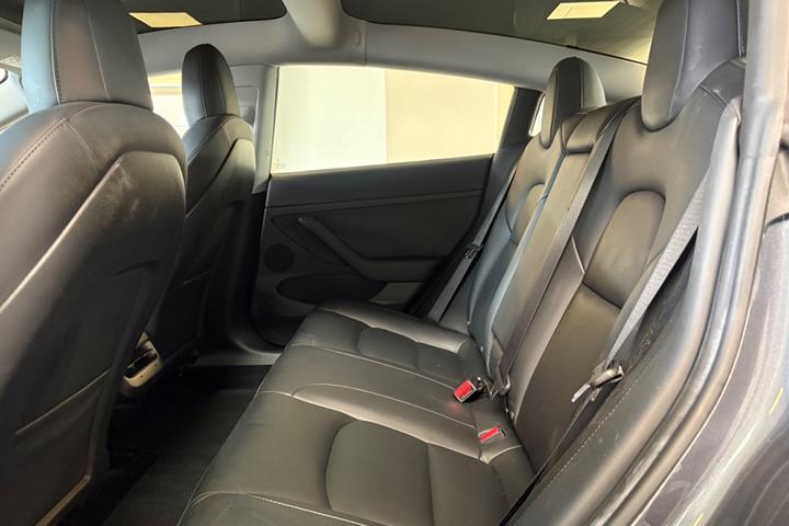 Grå Tesla Model 3 fra 2022