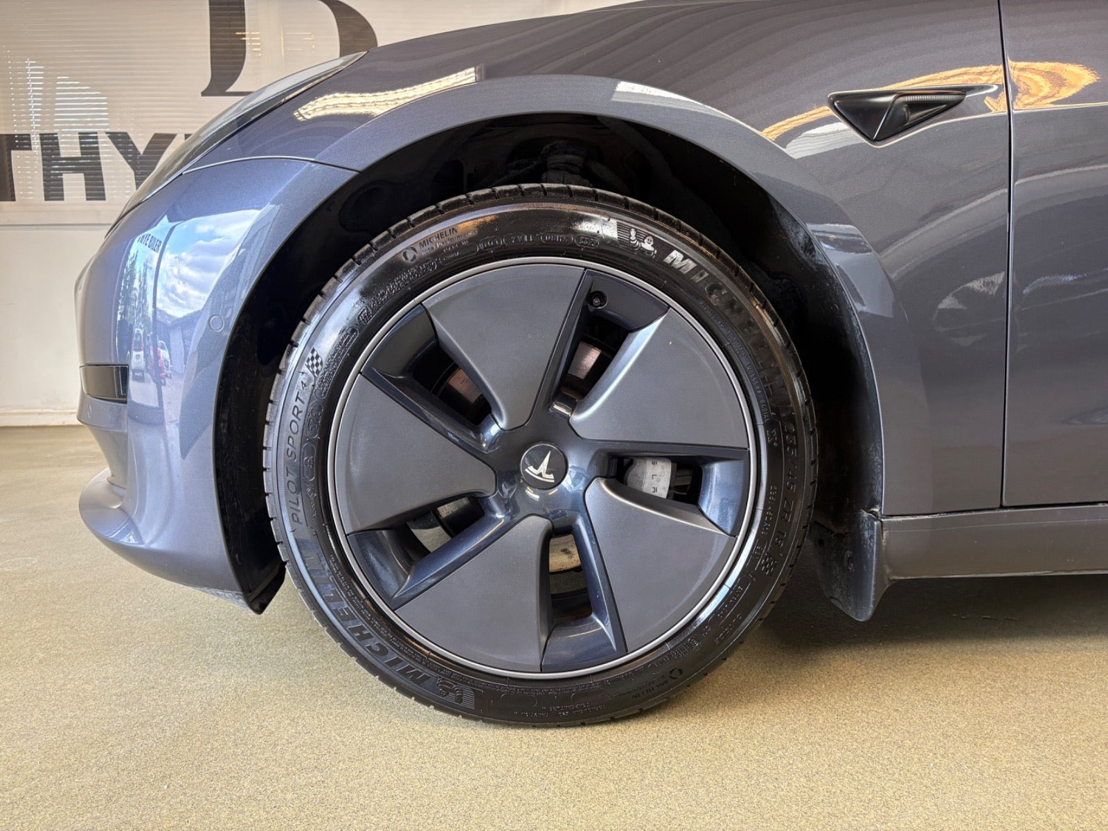 Grå Tesla Model 3 fra 2022