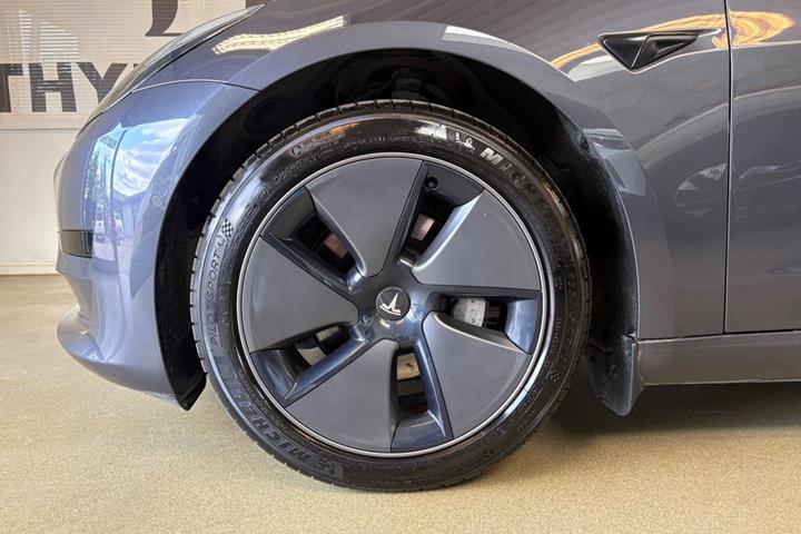 Grå Tesla Model 3 fra 2022