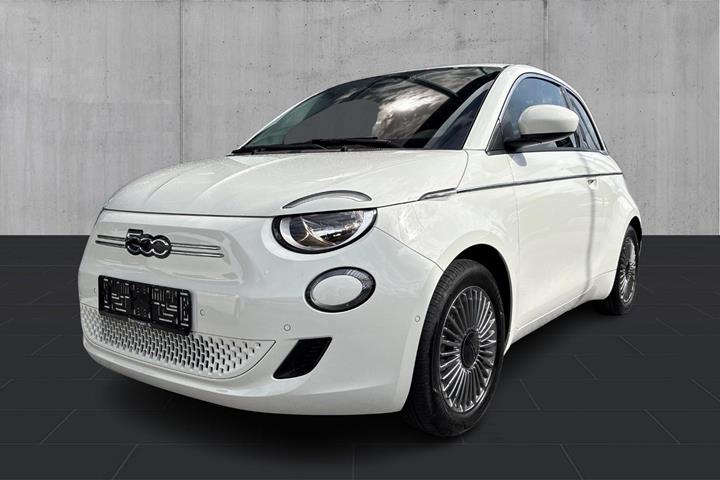 Hvid Fiat 500e fra 2023 set udefra