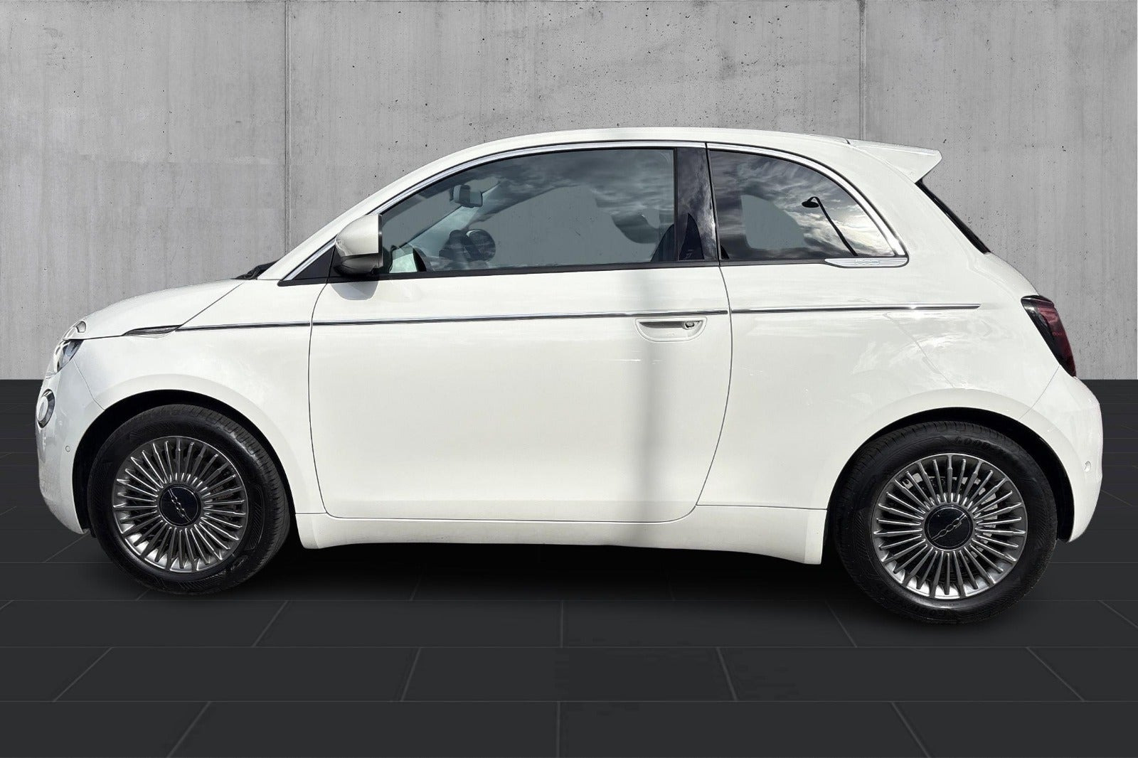 Hvid Fiat 500e fra 2023