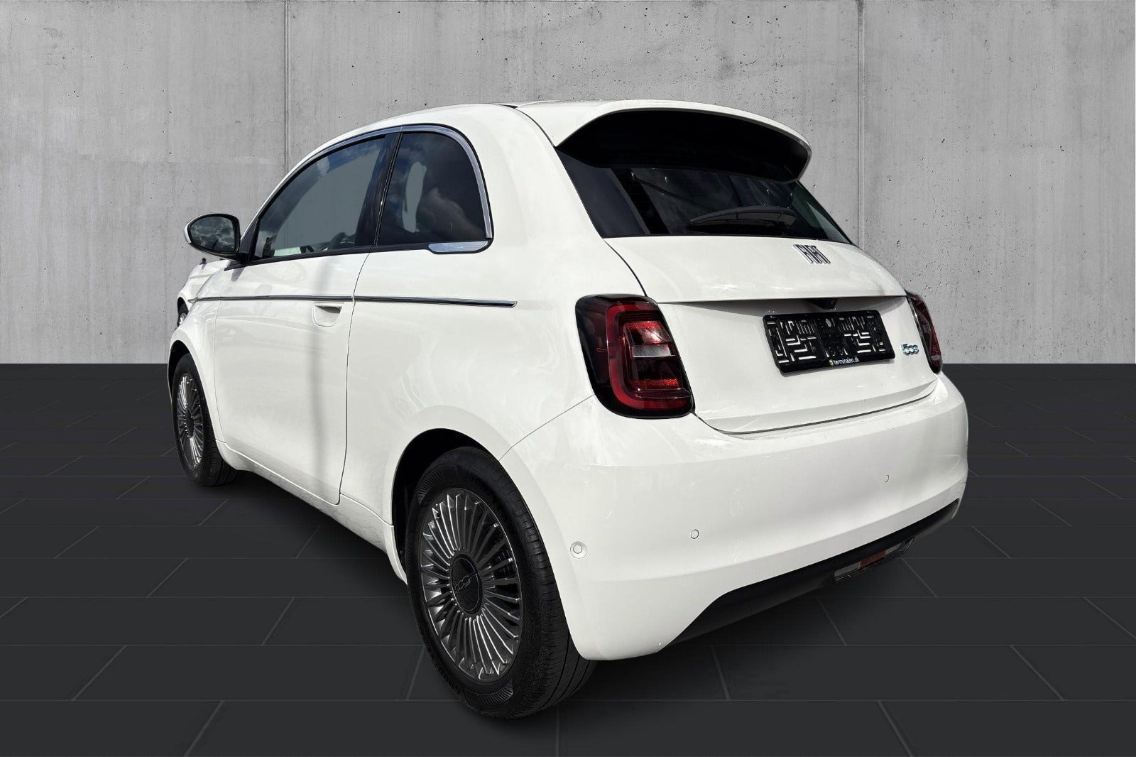 Hvid Fiat 500e fra 2023