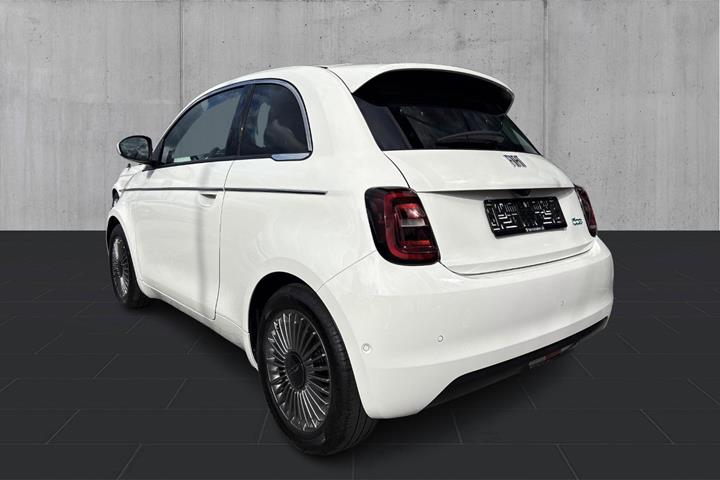Hvid Fiat 500e fra 2023