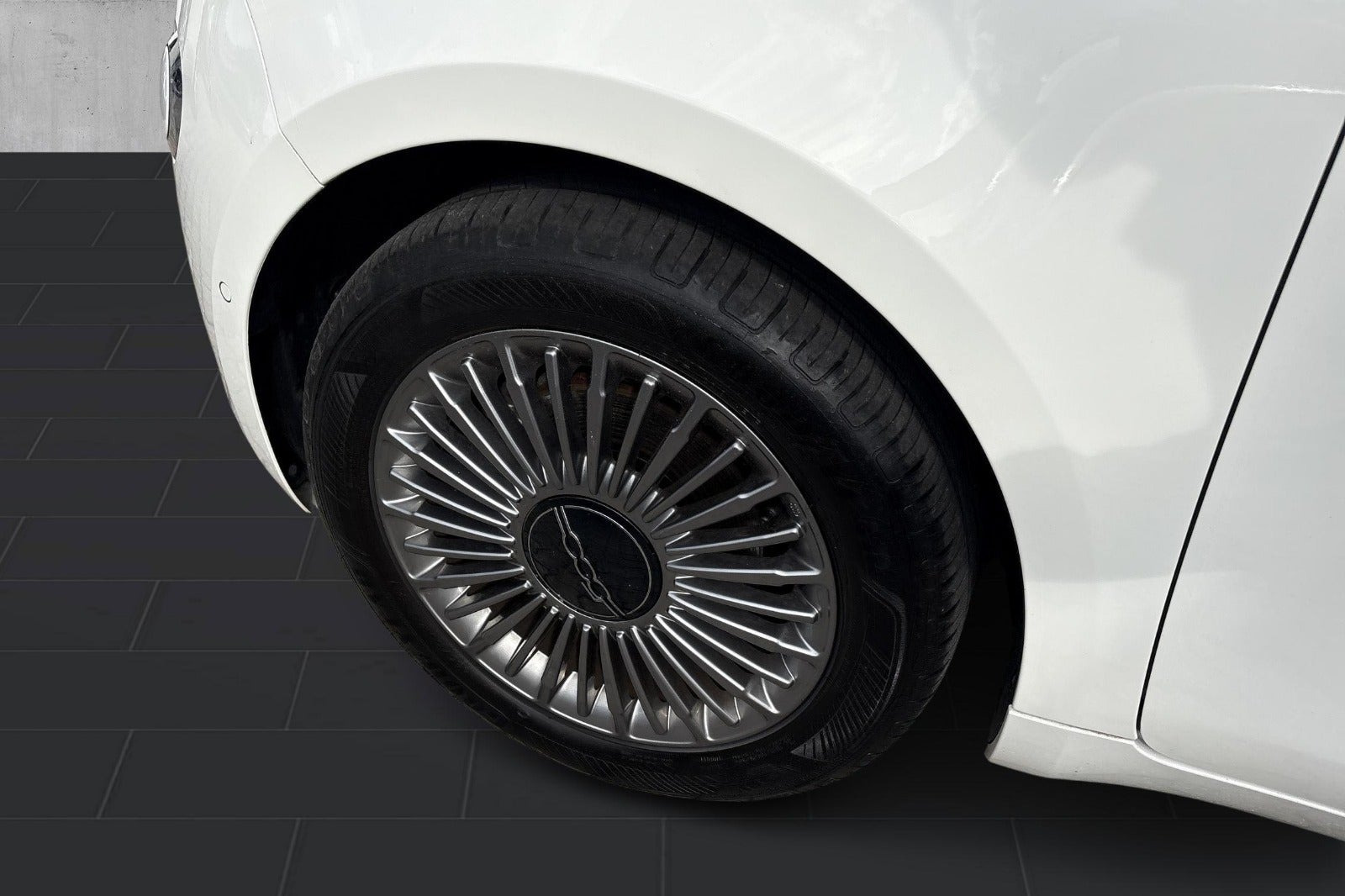 Hvid Fiat 500e fra 2023