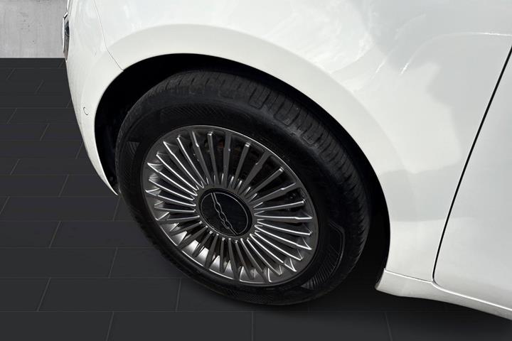 Hvid Fiat 500e fra 2023