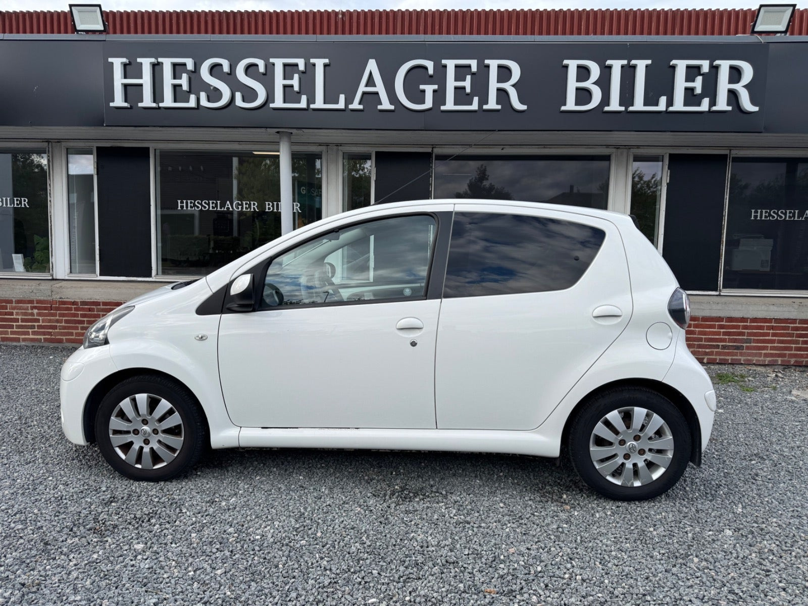 Hvid Toyota Aygo fra 2012