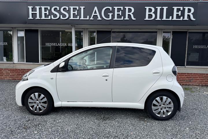 Hvid Toyota Aygo fra 2012