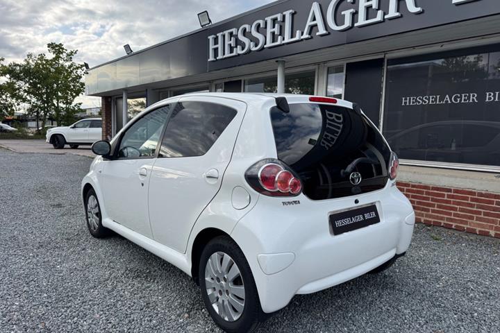 Hvid Toyota Aygo fra 2012