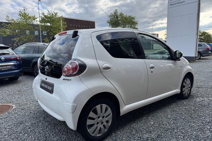 Hvid Toyota Aygo fra 2012