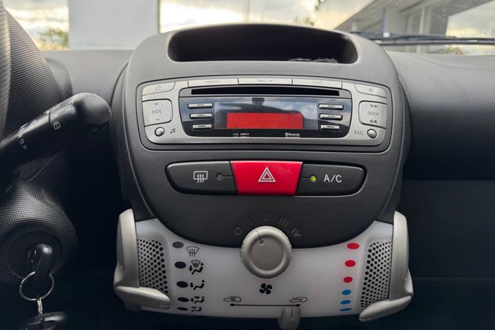 Hvid Toyota Aygo fra 2012