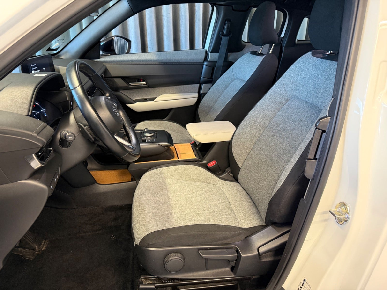 Hvid Mazda MX-30 fra 2022