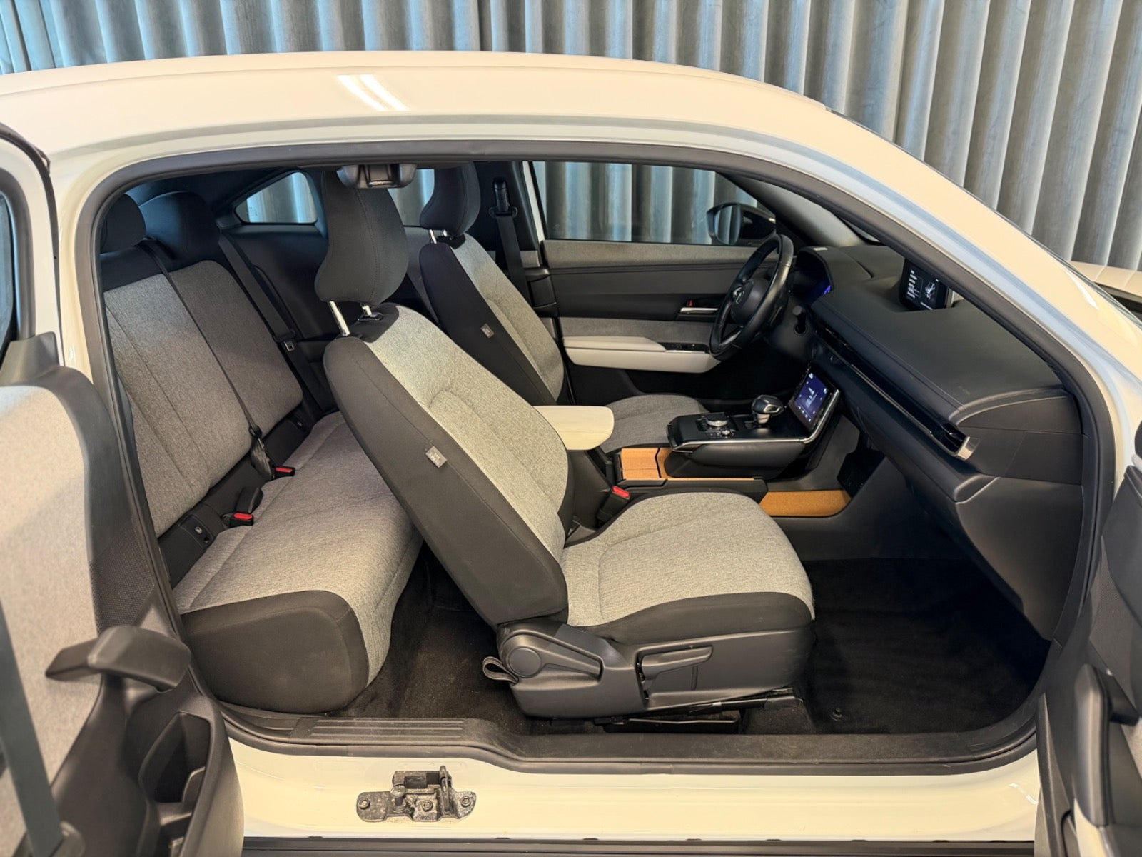 Hvid Mazda MX-30 fra 2022