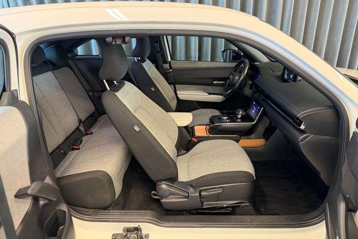 Hvid Mazda MX-30 fra 2022