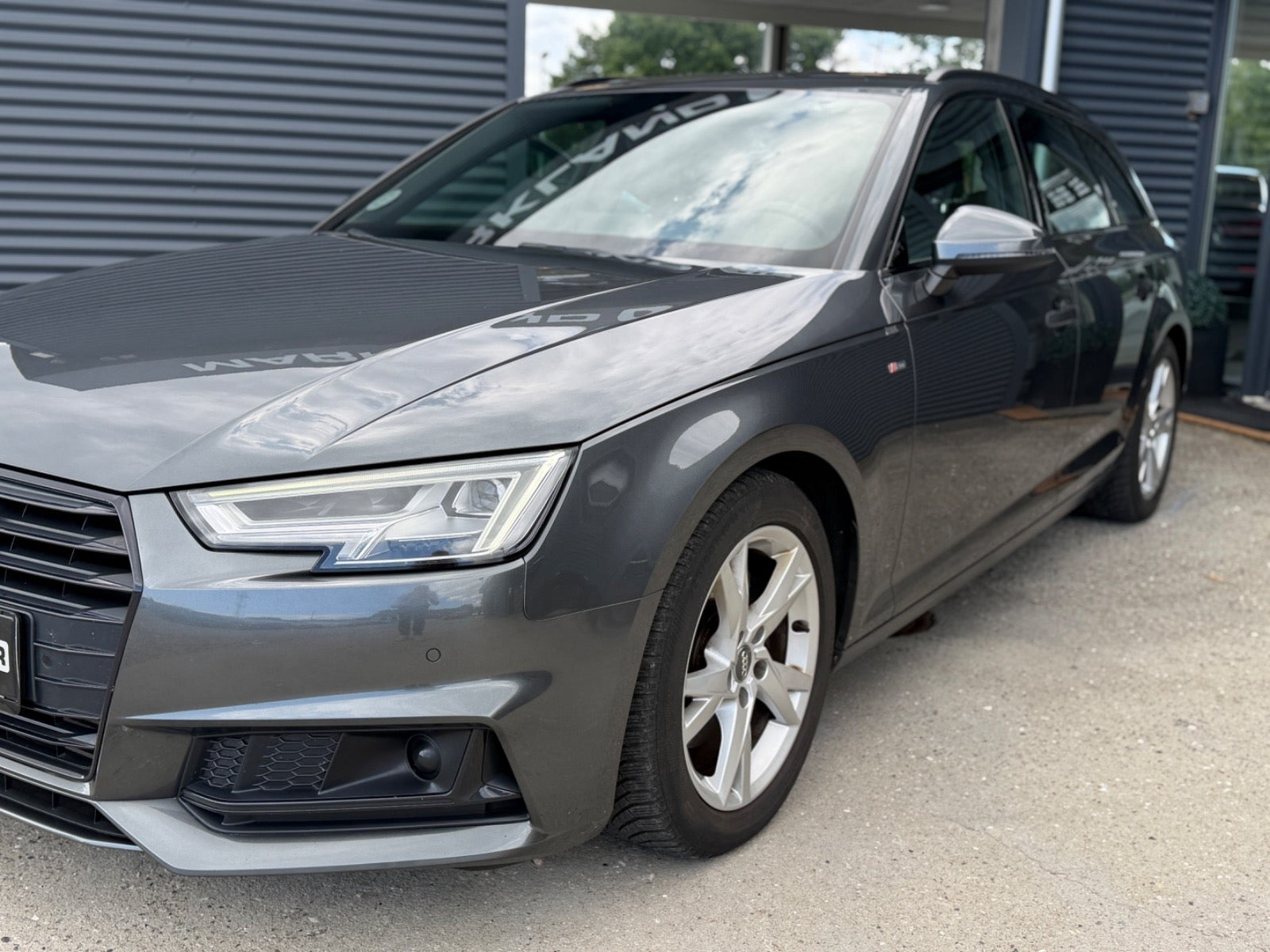 Grå Audi A4 fra 2019
