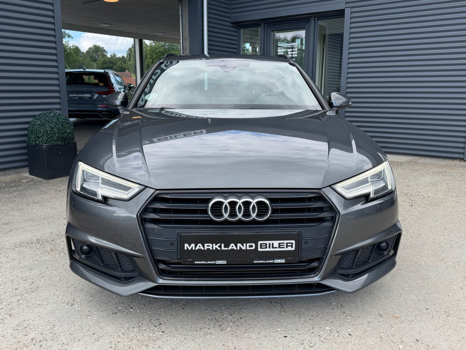 Grå Audi A4 fra 2019