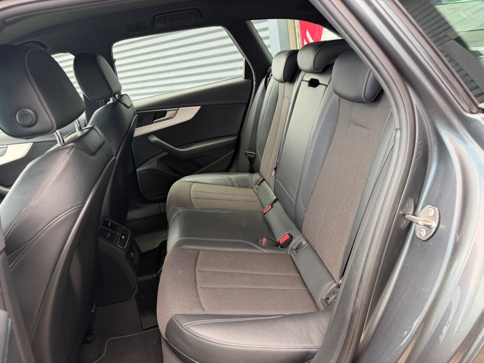 Grå Audi A4 fra 2019
