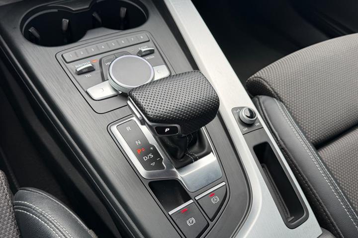 Grå Audi A4 fra 2019