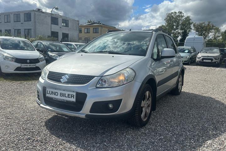 Sølv Suzuki SX4 fra 2011 set udefra