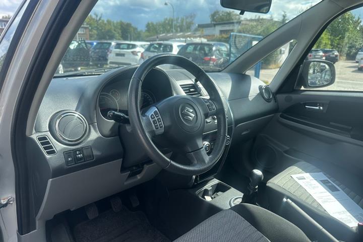 Sølv Suzuki SX4 fra 2011