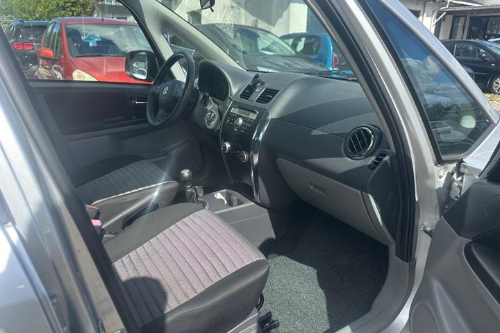 Sølv Suzuki SX4 fra 2011