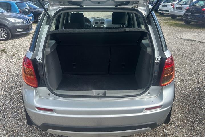 Sølv Suzuki SX4 fra 2011