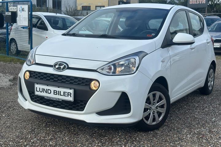 Hvid Hyundai i10 fra 2017 set udefra