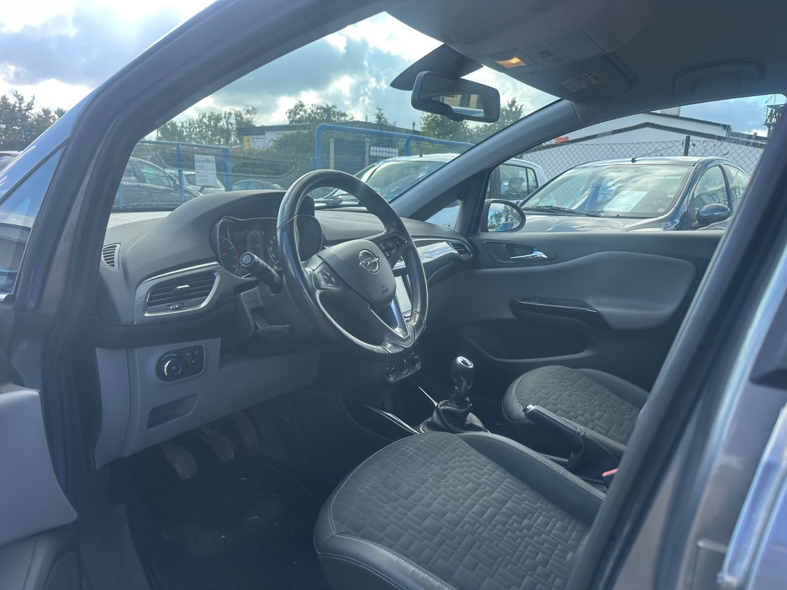 Grå Opel Corsa fra 2017