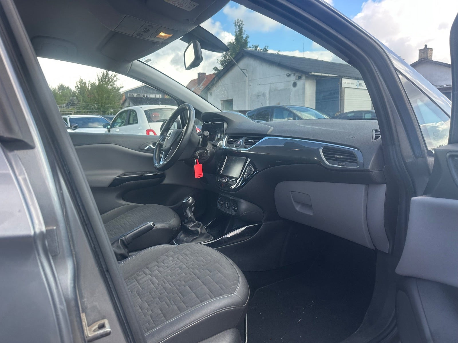 Grå Opel Corsa fra 2017