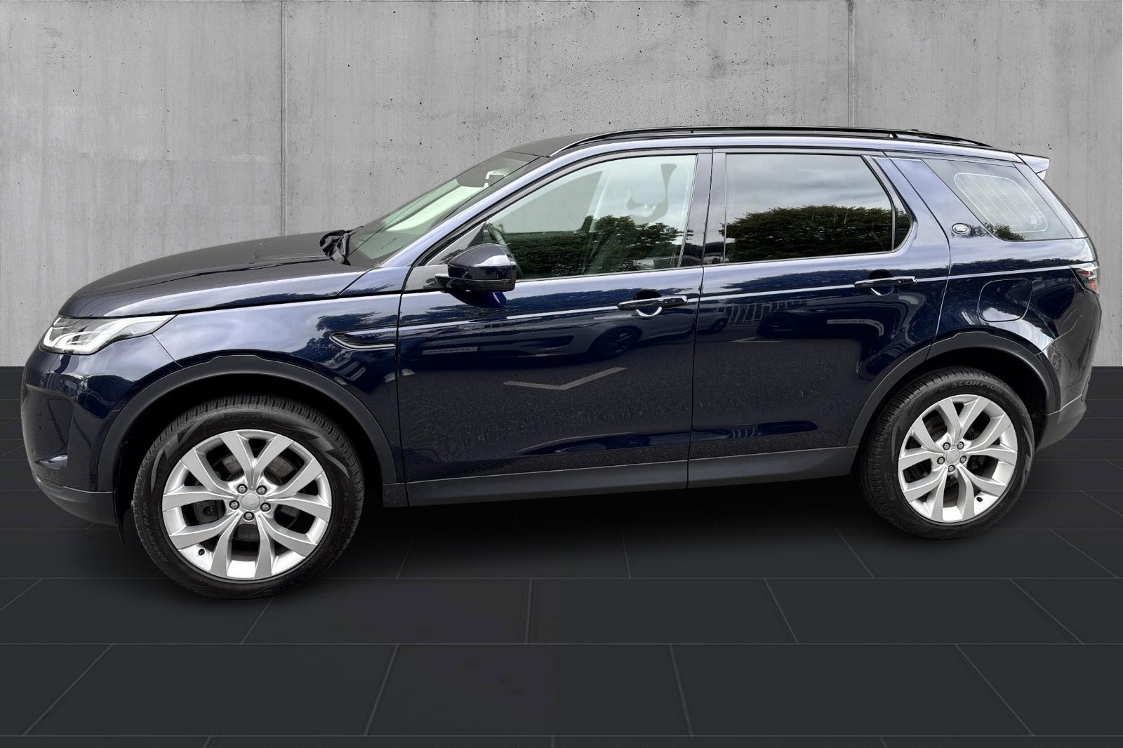 Blå Land Rover Discovery Sport fra 2023