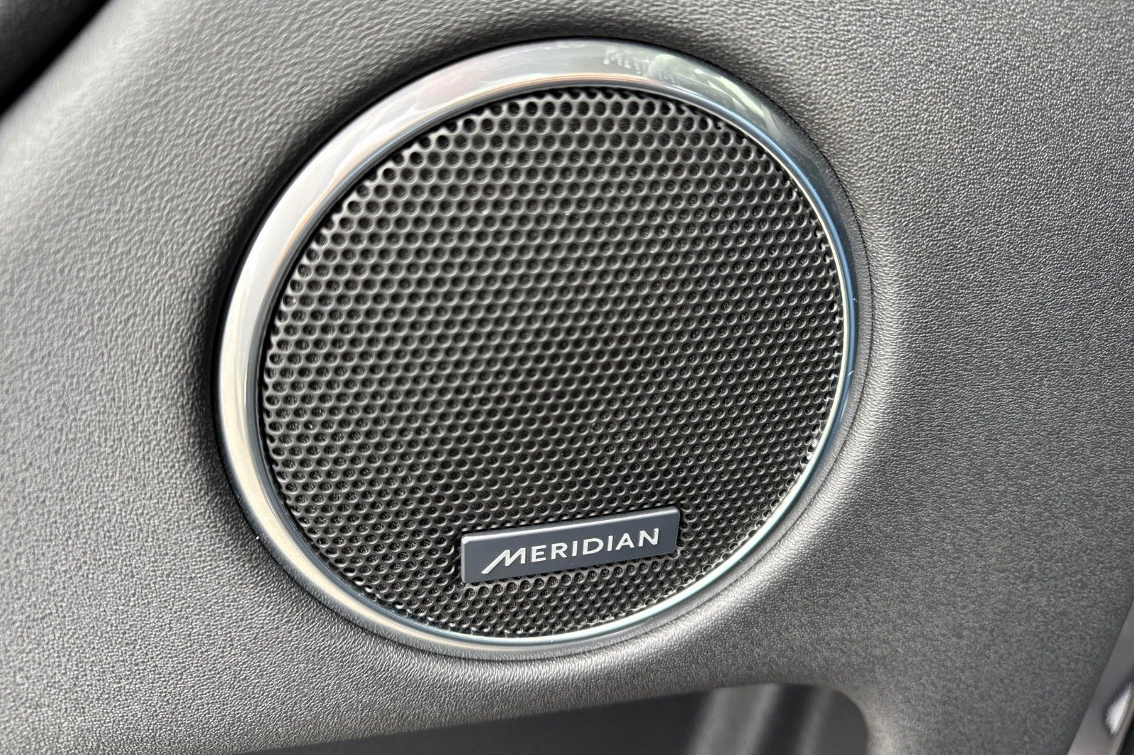 Blå Land Rover Discovery Sport fra 2023