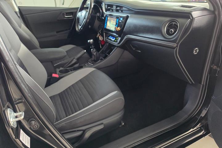 Sort Toyota Auris fra 2015