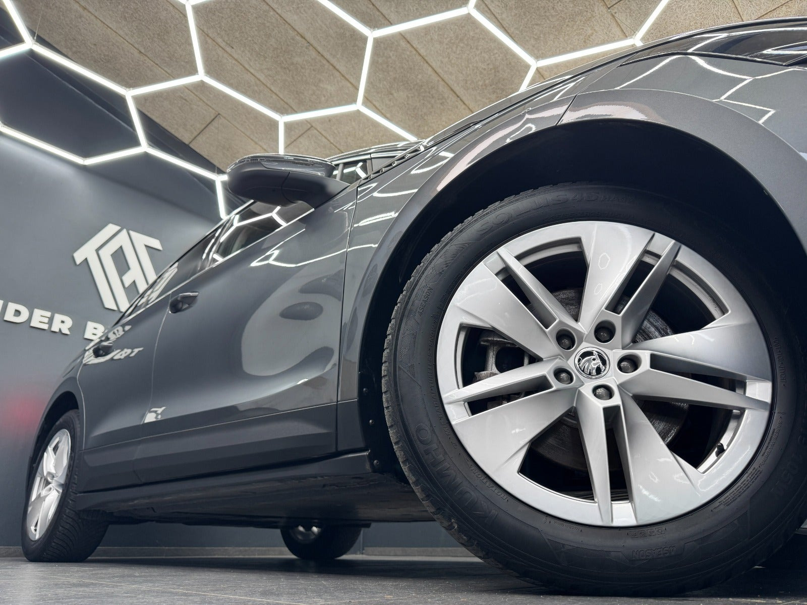 Grå Skoda Enyaq fra 2023