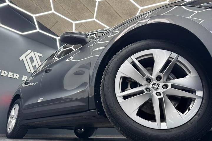 Grå Skoda Enyaq fra 2023