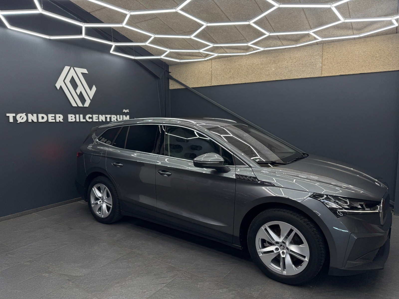 Grå Skoda Enyaq fra 2023