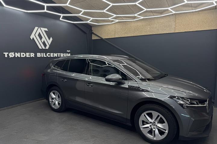 Grå Skoda Enyaq fra 2023