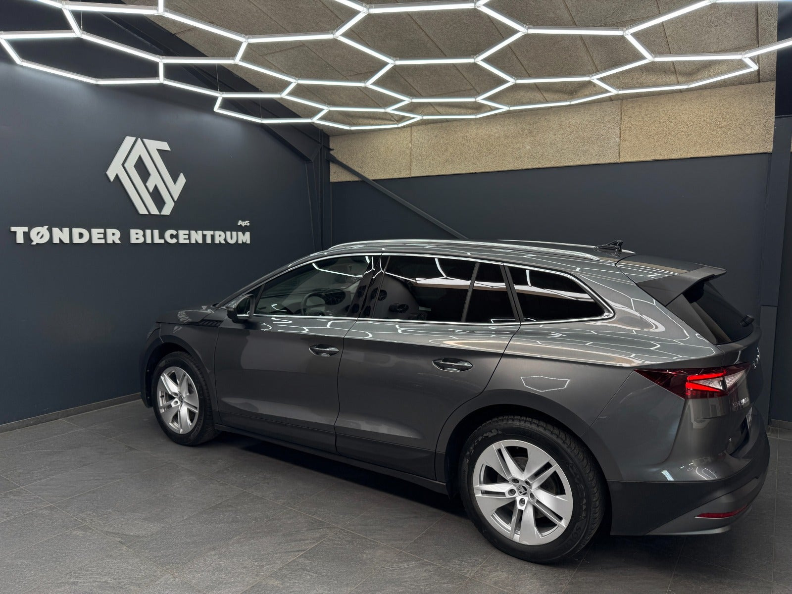 Grå Skoda Enyaq fra 2023