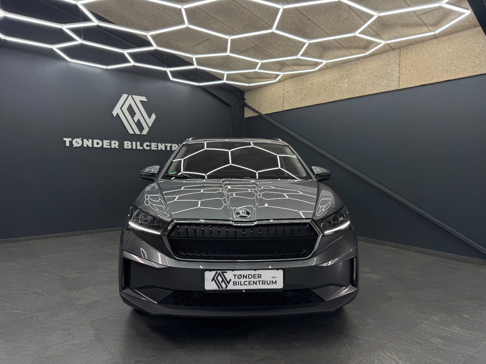 Grå Skoda Enyaq fra 2023