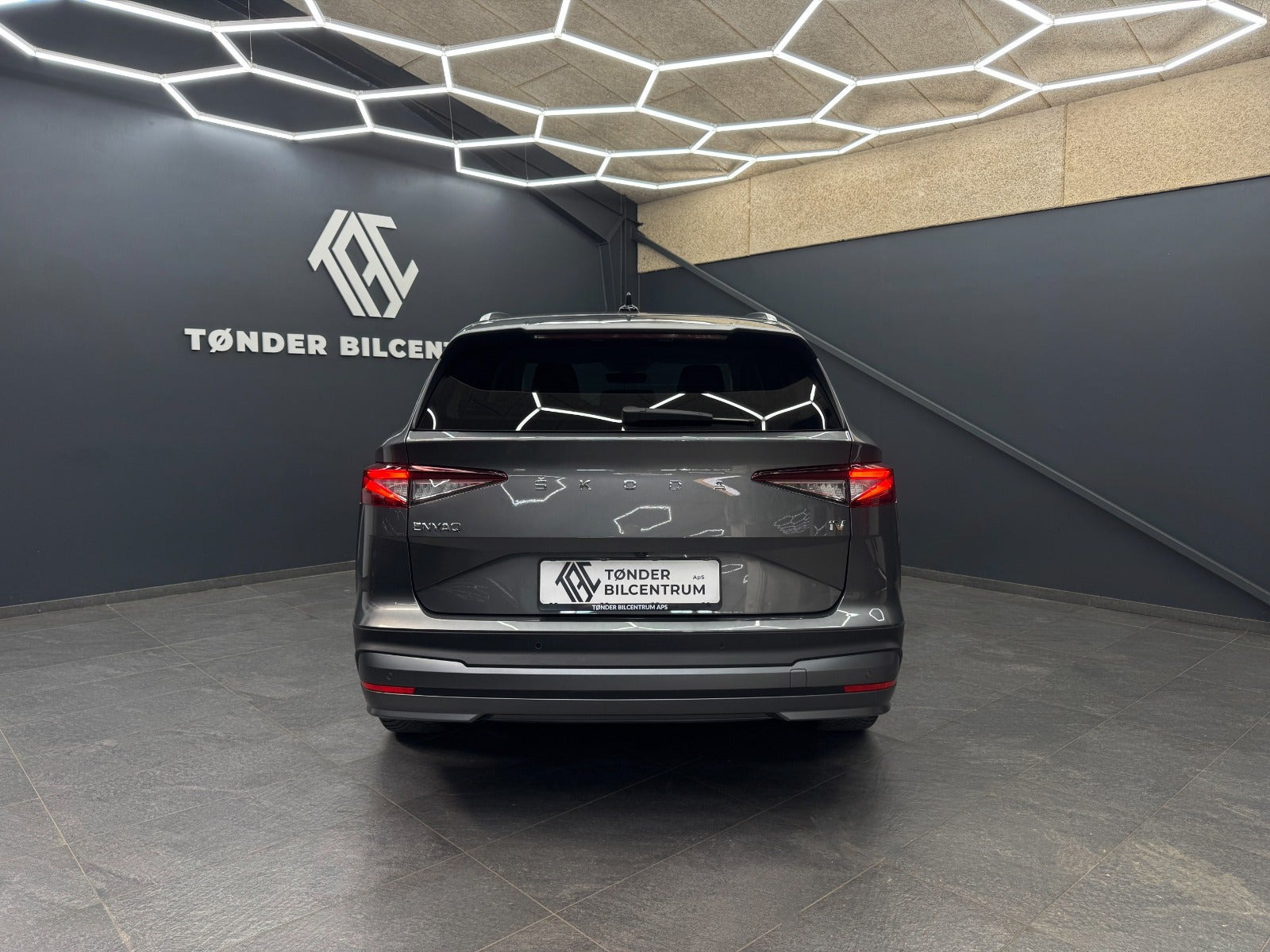 Grå Skoda Enyaq fra 2023