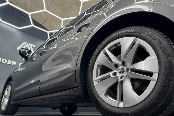Grå Skoda Enyaq fra 2023