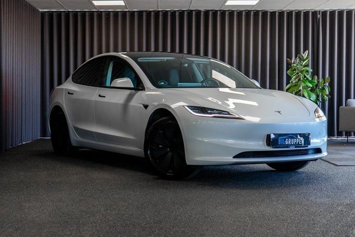 Hvid Tesla Model 3 fra 2024