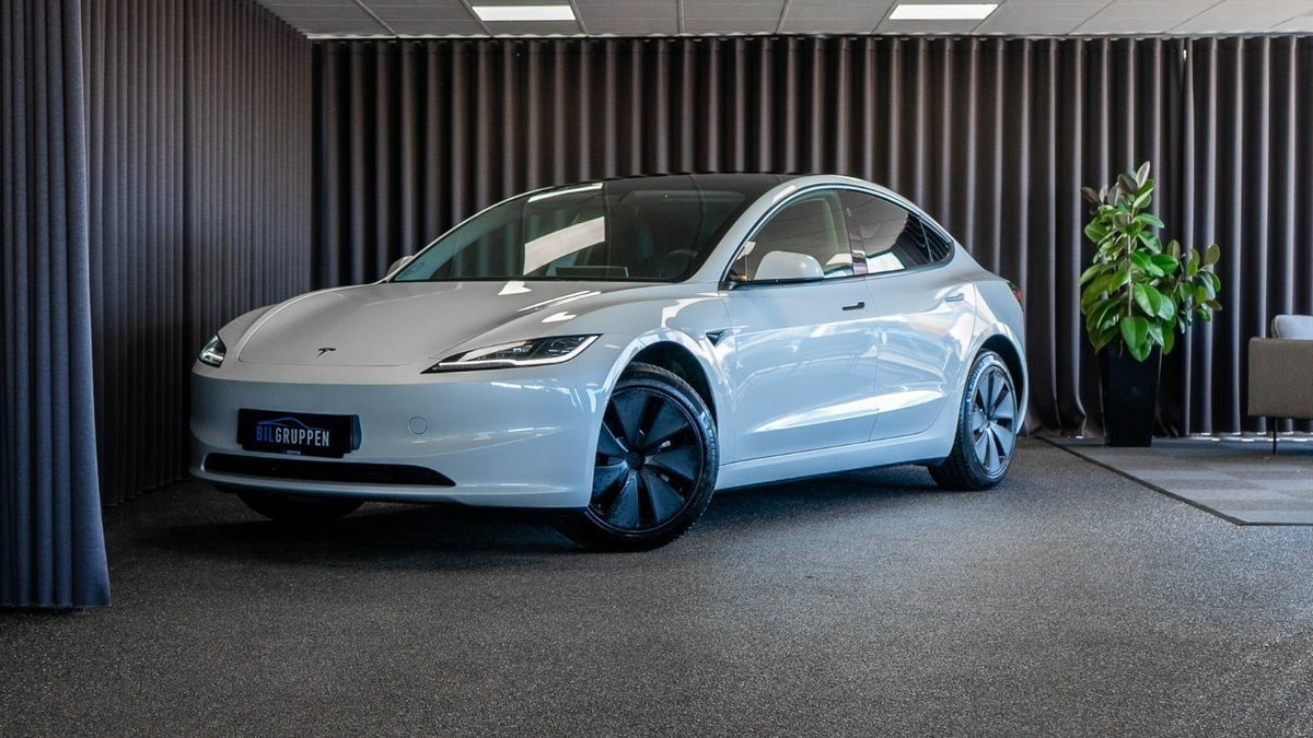 Hvid Tesla Model 3 fra 2024